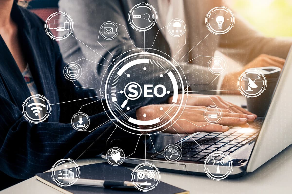 SEO und Online-Marketing — Suchmaschinenoptimierung am Laptop