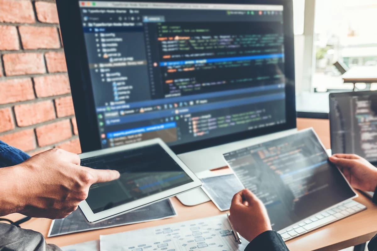 Entwickler programmieren eine Web-Anwendung am Bildschirm