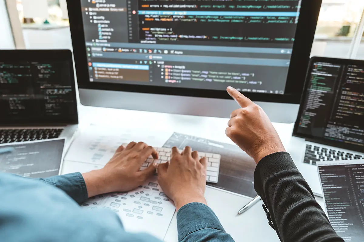 Webentwicklung-Team bei der Arbeit in Weimar